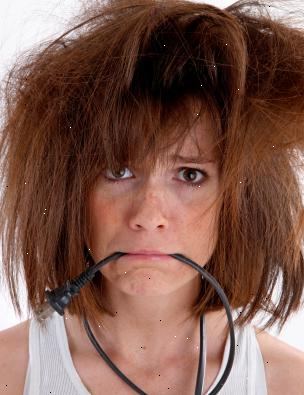Hvordan hindre håret fra frizzing etter dusj. Påfør olivenolje i håret ditt før du dusjer.
