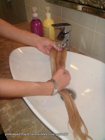 Hvordan ta vare på klippet i hair extensions. Gre håret extensions med enten en kam eller en børste, sørge for at alle knuter og floker er borte.