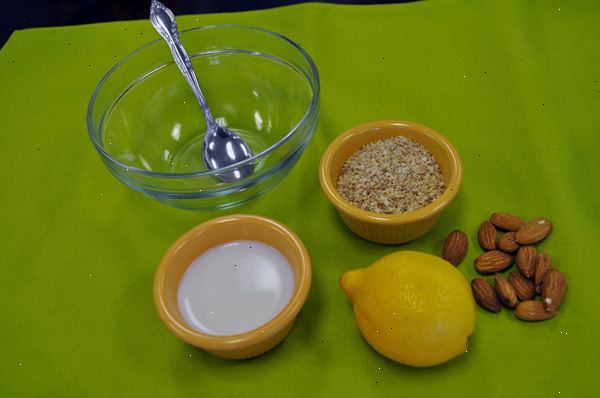 Hvordan å lage en sitron ansiktsrens. Klem sitronsaft i en bolle (bruker kun ferske sitroner).