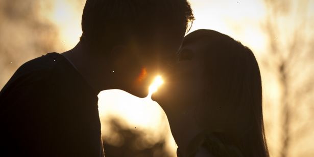 Hvordan hint for et kyss fra en fyr. Bryte kontakten barriere.