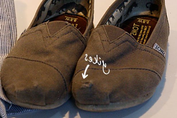 Hvordan du rengjør og reparere toms sko. Bli kvitt noen store gjørme eller skitt.