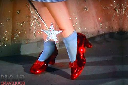 Hvordan lage Dorothys ruby røde tøfler. Rens skoene som du skal bruke.