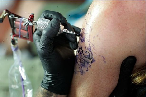 Hvordan man skal håndtere tatovering smerte. Hvis det er din første tatovering, ikke gå alene.