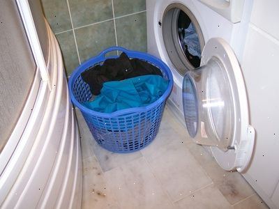 Hvordan du rengjør en Vera Bradley. Velg svak syklus på vaskemaskinen.