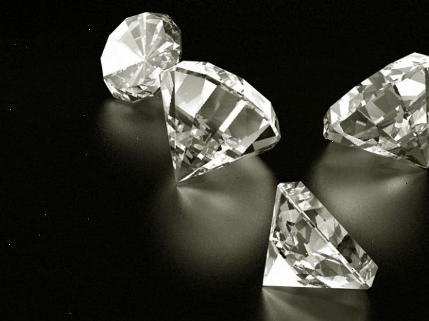 Hvordan fortelle om en diamant er ekte. Observer refleksjoner.