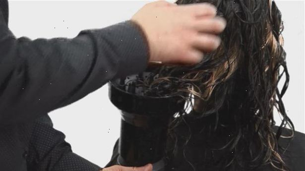 Hvordan få bølgete surferen jente hår. Shampoo og pleie håret.