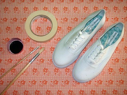 Hvordan lage et gammelt par rene hvite sko ser funky eller kul. Samle alle dine forsyninger.