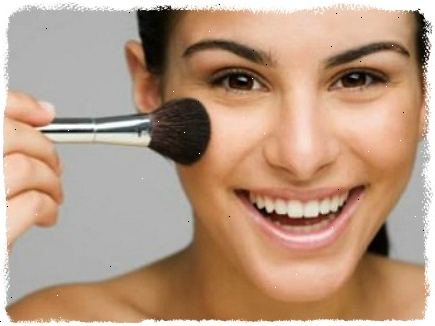 Hvordan søke enkle hver dag makeup. Påfør foundation eller pudder.