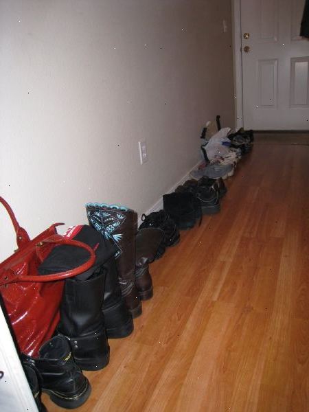 Hvordan få noen til å ta av seg skoene i hjemmet ditt. Du kan gi sokker eller tøfler for gjester.