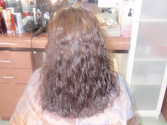 Hvordan lufttørke tykt hår. Velg en klippe håret som er lite vedlikehold hvis du kommer til å lufttørke håret ofte.