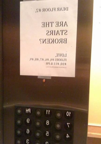 Hvordan å praktisere god heis etikette. Mens du venter på å gå ombord i heisen, stå bort fra dørene.