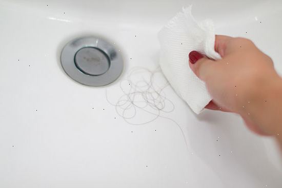 Hvordan shampoo håret i vasken. Sett dine verktøy ved vasken.