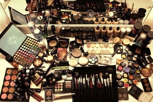 Hvordan organisere din makeup kolleksjon. Velg en plassering for sminke for å bli lagret.