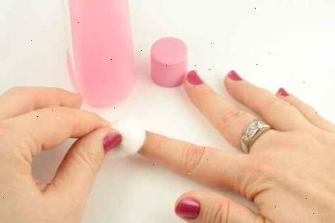 Hvordan fjerne neglelakk uten å bruke remover. Finn noen spray deodorant.