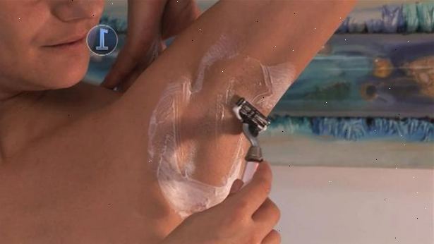 Hvordan barbere armhulene. Ta en dusj, bade eller sprute området med vann for å myke opp håret og huden.