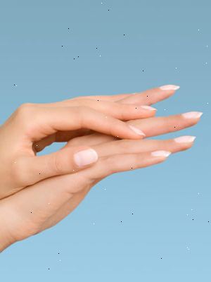 Hvordan å vokse neglene. Vask hendene med en mild såpe.