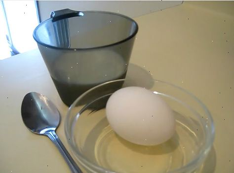 Hvordan gjøre håret glatt og skinnende med melk og egg. Hell litt melk i en bolle (ca en kopp, avhengig av hvor mye hår du har).