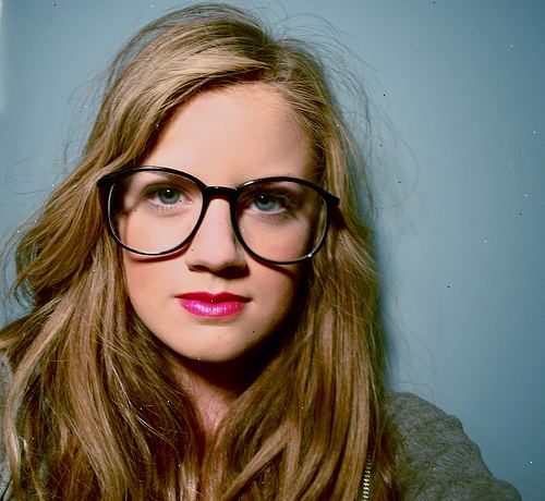 Hvordan å bære geek chic stil (for jenter). Få noen søte, men stilige briller, om du trenger dem eller ikke (det er ikke-reseptbelagte briller, vet du).