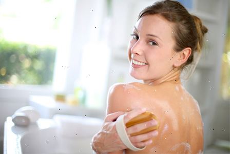 Hvordan eksfoliere kroppen din for myk hud. Klem liten mengde kroppsskrubb i håndflaten før du bader eller dusjer.