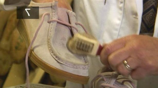 Hvordan du rengjør semsket sko. Bruk en semsket børste for å fjerne skrapemerker.