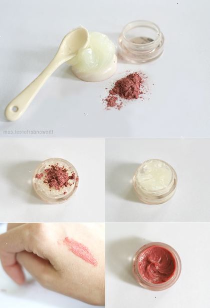 Hvordan lage lip gloss med vaselin. Få en liten bolle og bland en god smaker smaken som kool-aid pulver eller mat smakstilsetning.