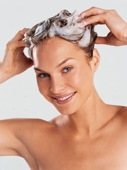 Hvordan å vaske krøllete hår. Finn en god som tilfører fuktighet til håret.