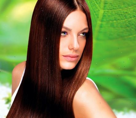 Hvordan å farge håret mørkt med naturlige ingredienser. Bland naturlig henna pulver med sitronsaft eller annen syrlig væske.