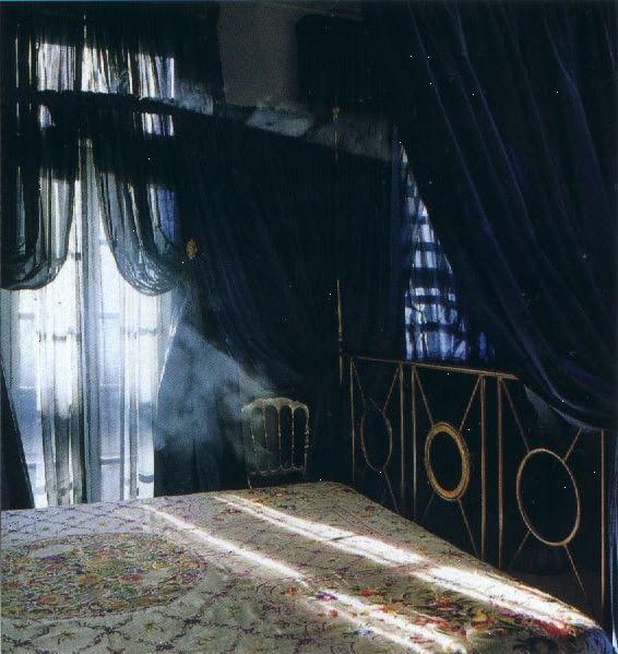 Hvordan lage et rom gotisk. Få noen sengetøyet.