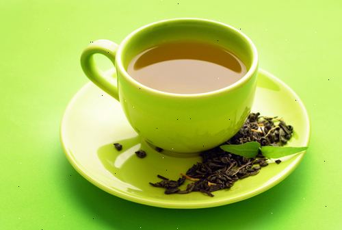Hvordan bruke grønn te i ansiktet ditt for å oppnå penere hud. Hvis du allerede drikker te, bytte til grønn te.