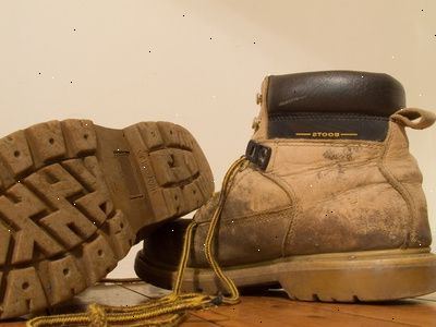 Hvordan du rengjør Timberland støvler. Fjern løs skitt og rusk.