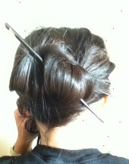 Hvordan å sette håret opp med spisepinner. Finn et par spisepinner.