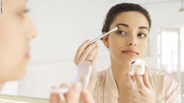 Hvordan lage makeup varer hele dagen. Vask ansiktet med en svært mild rens tilpasset din hudtype.