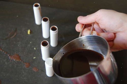 Hvordan lage kakao leppepomade. Velg en kakao drikke pulver av din favoritt milkshake smak.