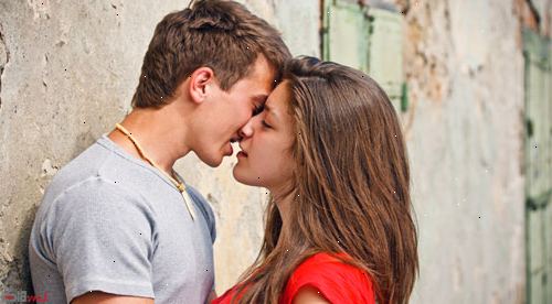 Hvordan kysse kjæresten din for første gang. Snakke.