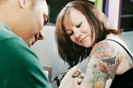 Hvordan ta en dusj med en ny tatovering. Fjern bandasjen brukes av tattoo artist.