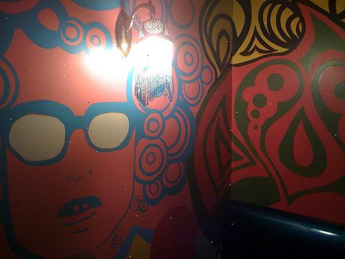 Hvordan gjøre rommet ditt ser trippy / psykedelisk. Dekorere veggene dine.