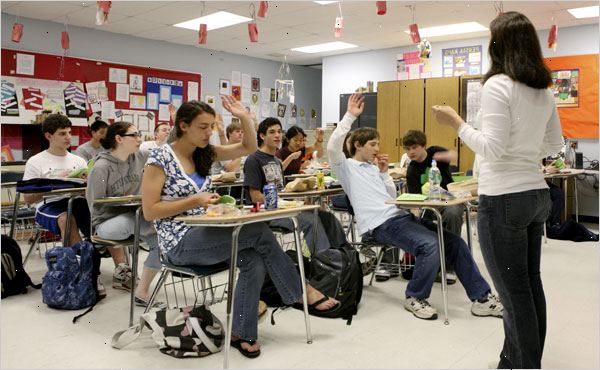 Hvordan spise i klassen. Bære sammen en tote bag, ryggsekk eller jakke til å lagre mat i.