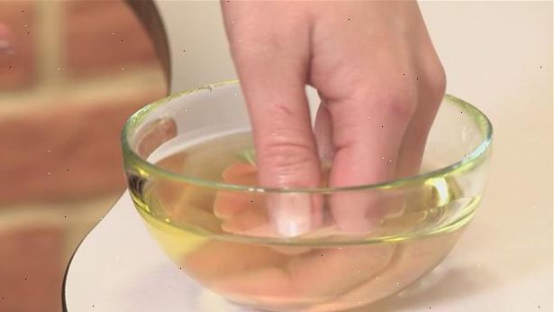 Hvordan komme olivenolje ut av håret. Vask håret grundig med vanlig sjampo og balsam.
