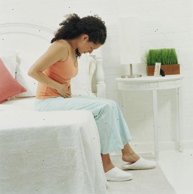 Hvordan man skal håndtere en uventet menstruasjon. Bruk toalettpapir, servietter, eller vev.