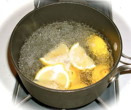 Hvordan lage hårspray med sitrusfrukter. Hakk en hel appelsin eller sitron i båter.