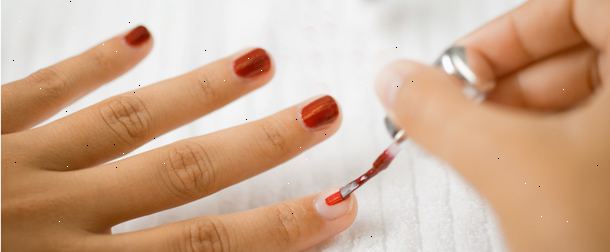 Hvordan å male neglene med den andre hånden. For å starte, hvis du bruker farger, bruke en god base coat.