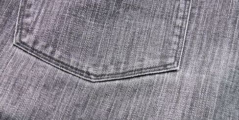 Hvordan å gjøre noe nytt med jeans. Legg blusse med knapper og pinner.