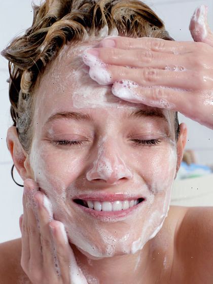Hvordan å rense huden din. Skylle ansiktet grundig.