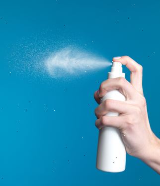Hvordan lage din egen deodorant spray. Fyll sprayflaske omtrent halvveis med vann.