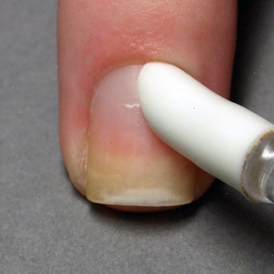 Hvordan å male neglene uten å søle. Fylle opp en bolle med varmt såpevann og suge neglene, ikke hendene, i det i 3-5 minutter.