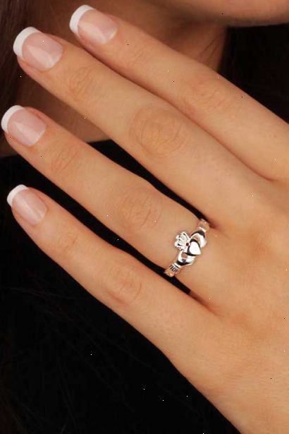 Hvordan bære en claddagh ring. Bære ringen på ringfingeren på høyre hånd.