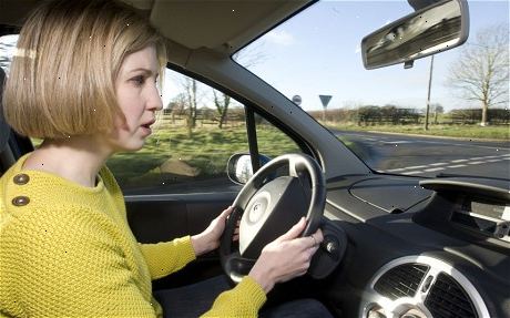 Hvordan å overvinne frykten for å kjøre for første gang. Bli komfortabel med bilen.