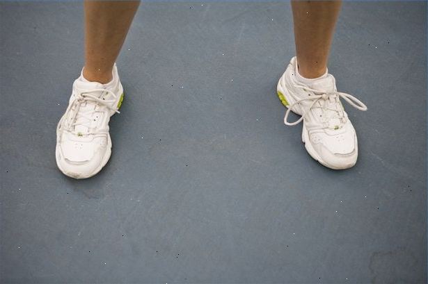 Hvordan du rengjør hvite sko. Lag en blanding av vann og et nøytralt rengjøringsmiddel.