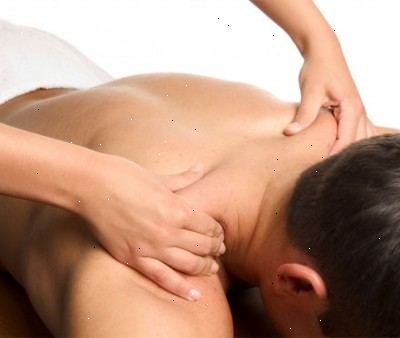 Hvordan gjøre en hard kjerne avansert terapeutisk massasje. Begynn med forsiden opp brystet, armen ned til side.