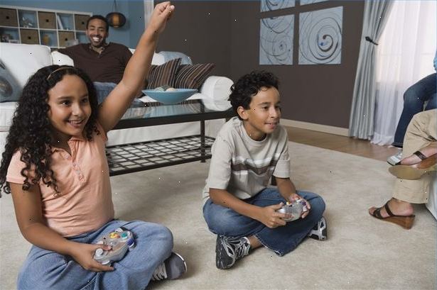 Hvordan å spørre foreldrene dine om en moden videospill. Snakk med foreldrene dine og forklare hvorfor du ønsker en M karakter videospill.